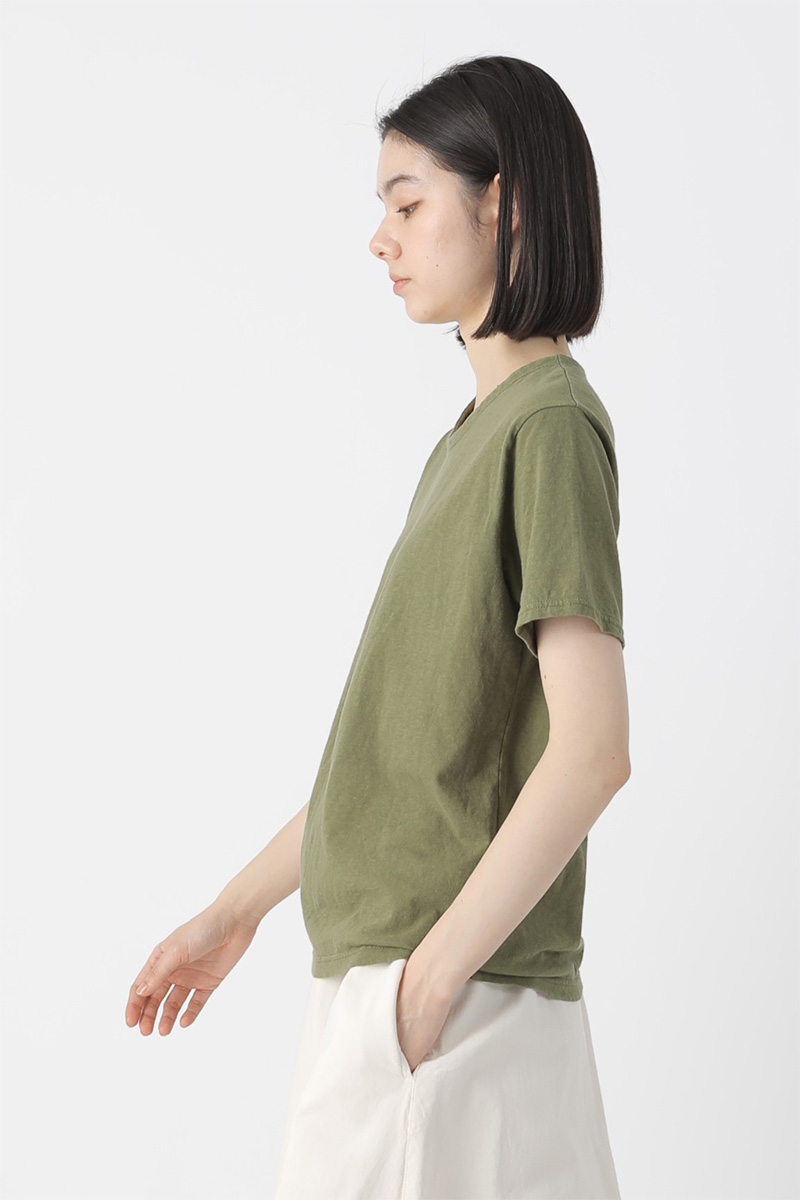 モデルスタイリング写真:アンディコットン /Tシャツ(カーキ)+パンツ(ホワイト)+スニーカー(ホワイト)