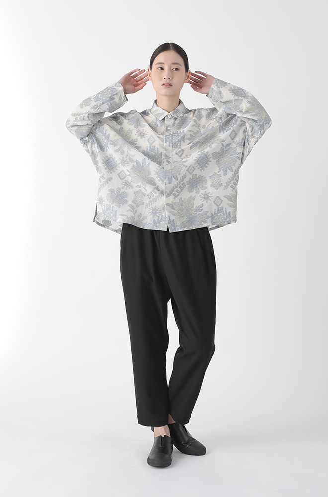 写真:エンブロJQ / シャツ(off white)/女性モデル着用イメージ