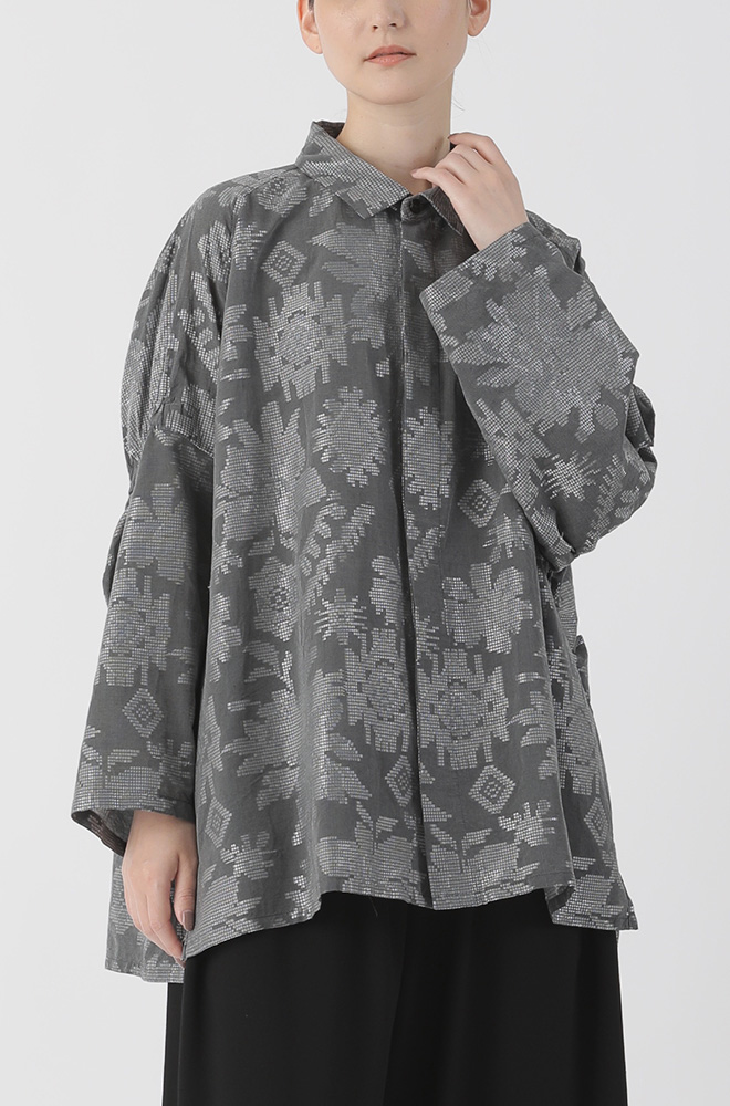 写真:エンブロJQ / シャツ(gray)/女性モデル着用イメージ