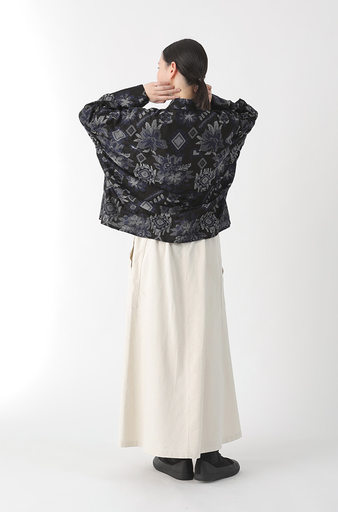 写真:エンブロJQ / シャツ(black)/女性モデル着用イメージ