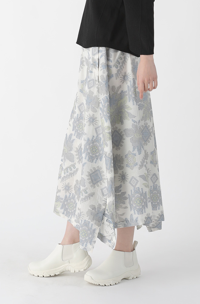 写真:エンブロJQ / スカート(off white)/女性モデル着用イメージ