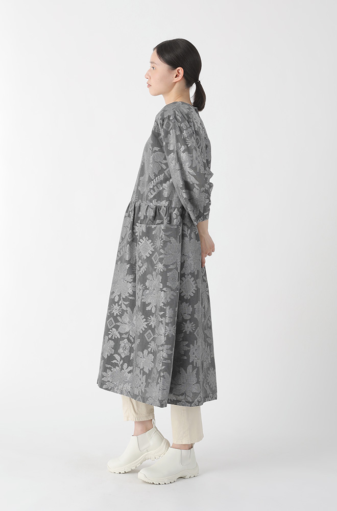 写真:エンブロJQ / ワンピース(gray)/女性モデル着用イメージ