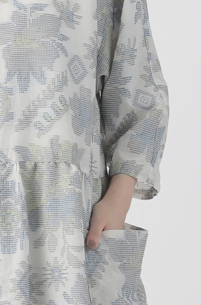 写真:エンブロJQ / ワンピース(off white)/女性モデル着用イメージ