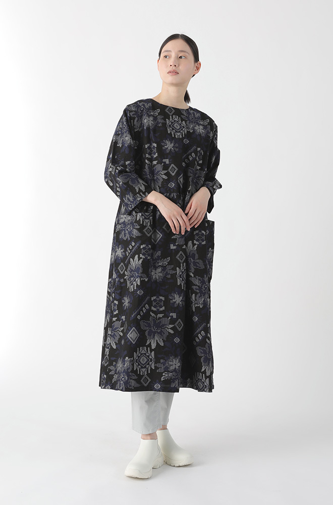 写真:エンブロJQ / ワンピース(black)/女性モデル着用イメージ